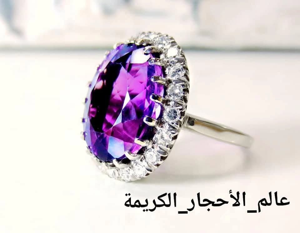 محل عالم الأحجار الكريمة